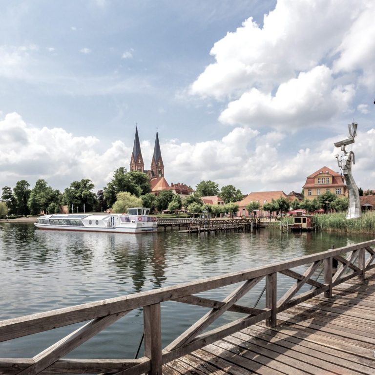 Neuruppin vom Bollwerk mit Blick auf die Klosterkirche und ein Schiff.